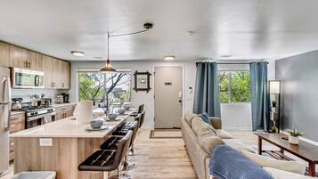 Een koelkast, een microgolfoven, een oven, een kookplaat