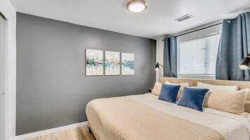 2 slaapkamers, een strijkplank/strijkijzer, reisbedje, gratis wifi