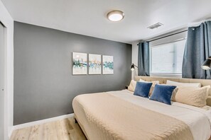 2 bedrooms, iron/ironing board, travel cot, free WiFi - Charming 2BR/1BA Downtown SLC w/ Wi-Fi Near Capitol & Convention Center Sleeps 5 (Salt Lake City)