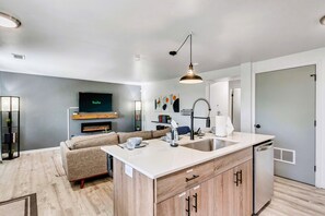 Interior - Charming 2BR/1BA Downtown SLC w/ Wi-Fi Near Capitol & Convention Center Sleeps 5 (Salt Lake City)