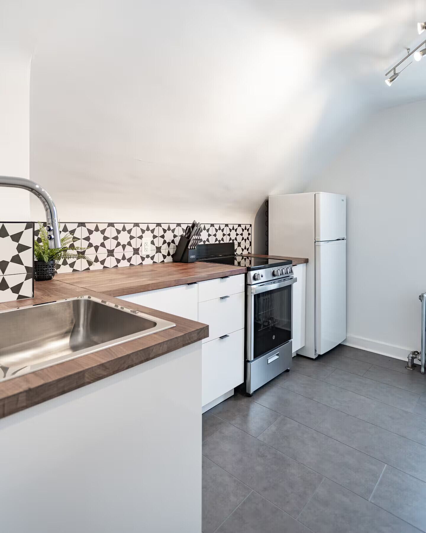 Frigorífico, microondas, horno y placa de cocina