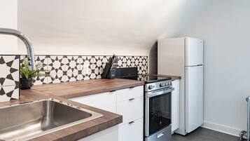 Frigorífico, microondas, horno y placa de cocina