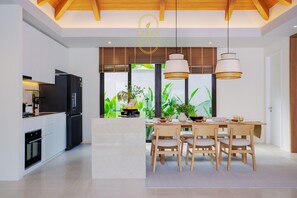 Private kitchen - Elegant 3-Bedroom Private Pool Villa, Perfect for Long Stays (Tambon Rawai)