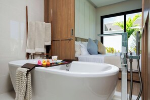 Internet - Elegant 3-Bedroom Private Pool Villa, Perfect for Long Stays (Tambon Rawai)