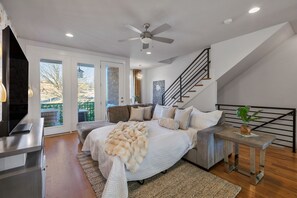 3 bedrooms, desk, iron/ironing board, travel cot - Downtown/WeHO - Walk to food & bev or Geodis Park! (Nashville)