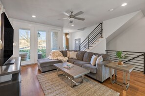 TV, fireplace, offices - Downtown/WeHO - Walk to food & bev or Geodis Park! (Nashville)