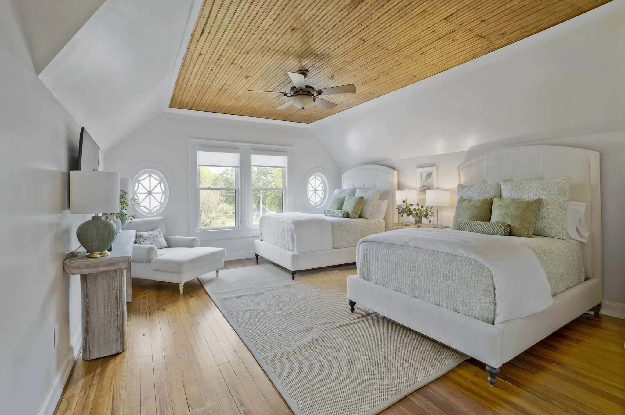 4 makuuhuonetta, silitysrauta/-lauta, vauvan matkasänky, Wi-Fi