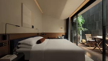 Habitación doble de lujo de uso individual, 1 cama King size, servicio de limpieza, vista al patio | Artículos del minibar gratis, cortinas blackout y insonorización