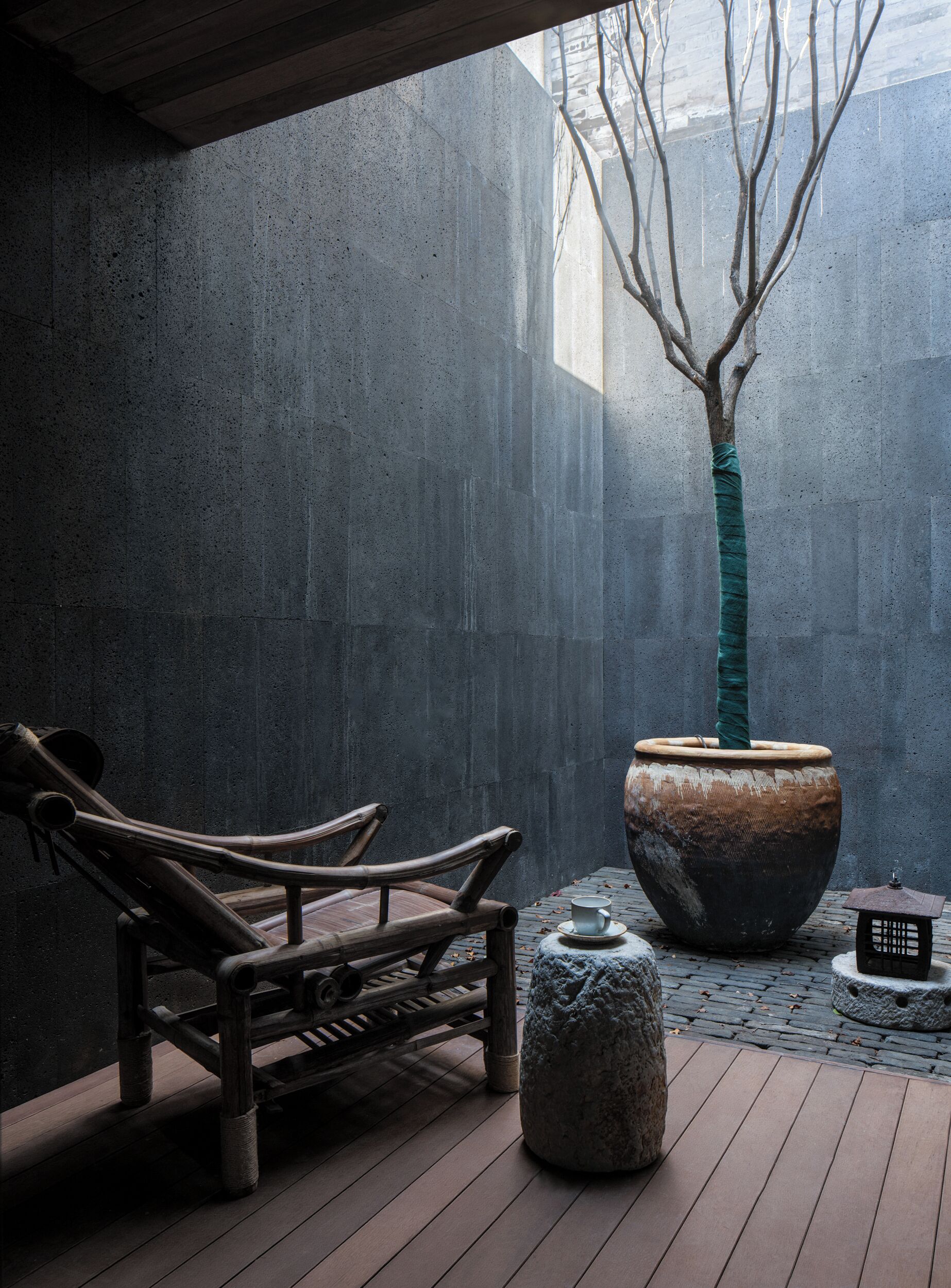 Earthen · Courtyard View Bathtub King Room | Free minibar, blackout drapes, soundproofing, iron/ironing board