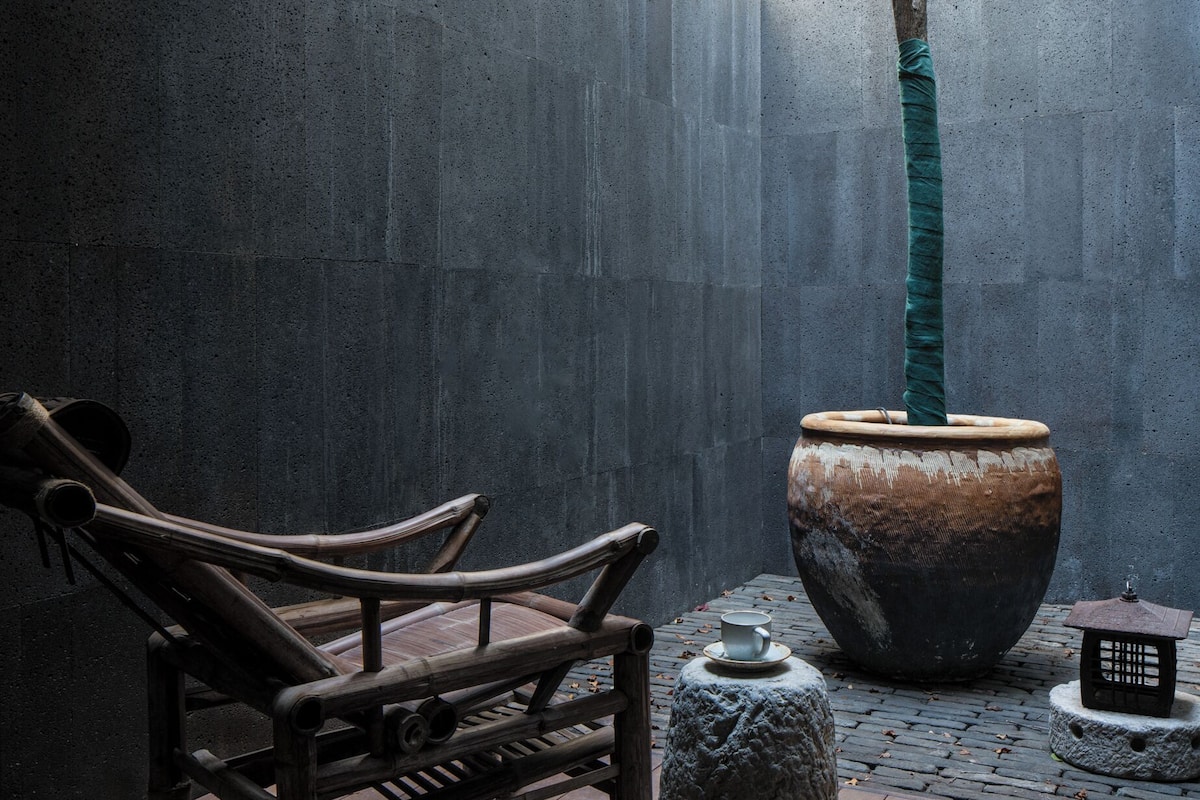 Earthen · Courtyard View Bathtub King Room | Free minibar, blackout drapes, soundproofing, iron/ironing board