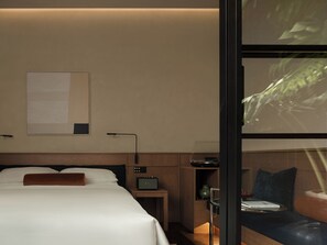 Minibar con artículos gratuitos y cortinas blackout 