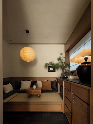 Minibar con artículos gratuitos y cortinas blackout 