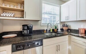 Private kitchen - Olive Midtown Retreat Walkable, Stylish & Central (Memphis)