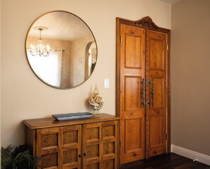 Unclassified image, 5 of 37, button - Naples Canal Casa - Walk to Beach - Great for Long - Stays Friendly (Long Beach)