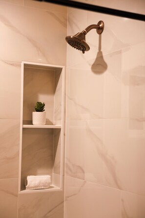 Hair dryer, bidet, towels, soap - Naples Canal Casa - Walk to Beach - Great for Long - Stays Friendly (Long Beach)