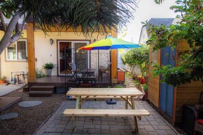 Outdoor dining - Naples Canal Casa - Walk to Beach - Great for Long - Stays Friendly (Long Beach)