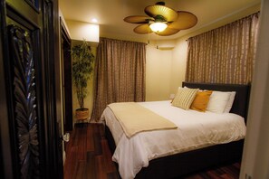 4 bedrooms, iron/ironing board, WiFi, bed sheets - Naples Canal Casa - Walk to Beach - Great for Long - Stays Friendly (Long Beach)