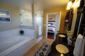 Unclassified image, 3 of 37, button - Naples Canal Casa - Walk to Beach - Great for Long - Stays Friendly (Long Beach)