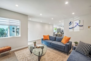 Smart TV, fireplace, books, music library - Charming Encino Retreat w/Pool (Los Angeles)