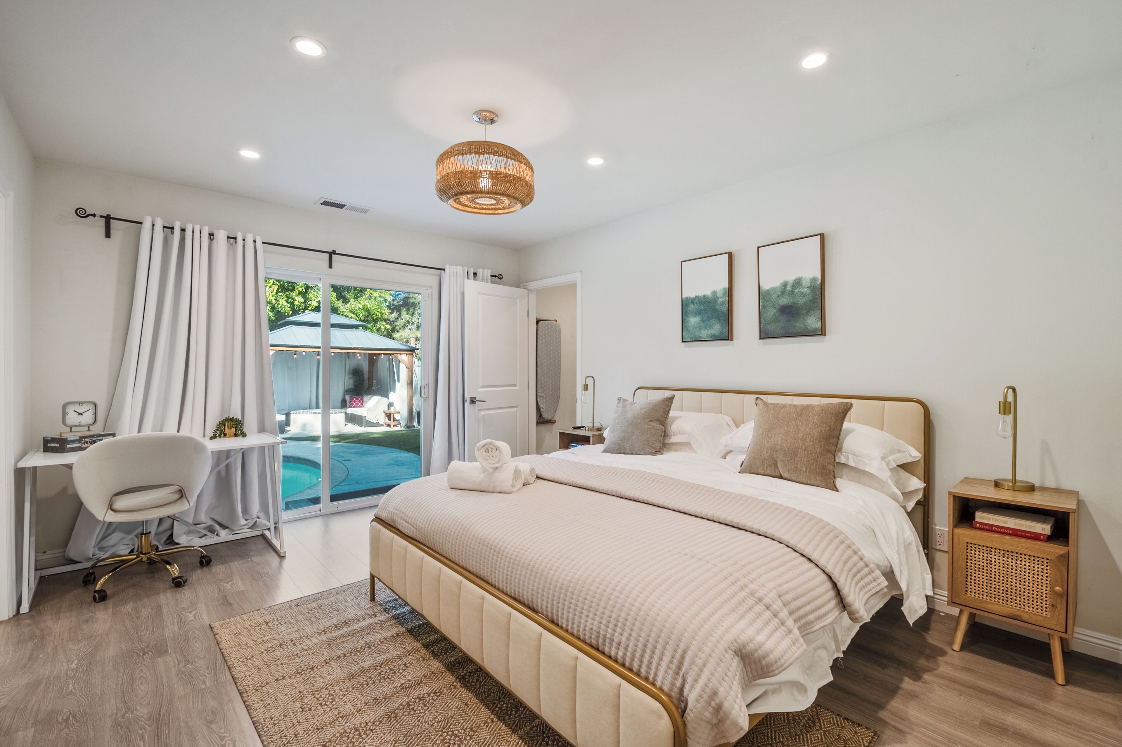 3 bedrooms, desk, iron/ironing board, travel cot