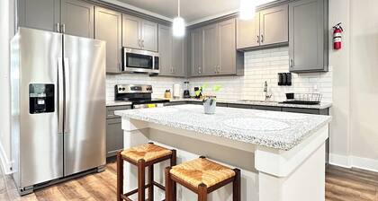 8BR/10BA | Newly Built, Luxurious Duplex near Train station, Med-Center, NRG, UH