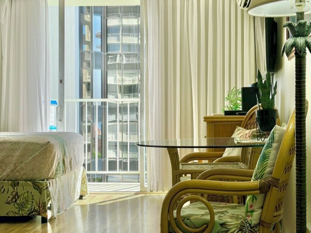 1 habitación, escritorio, tabla de planchar con plancha y cuna de viaje 