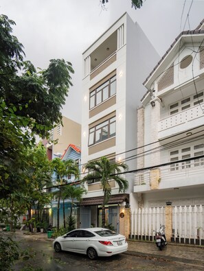 Exterior - Luxury 5BR Villa Da Nang-Walk to My Khe Beach/Free Bespoke AI Washer-Dryer Combo (Đà Nẵng)