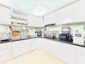 Private kitchen - Luxury 5BR Villa Da Nang-Walk to My Khe Beach/Free Bespoke AI Washer-Dryer Combo (Đà Nẵng)