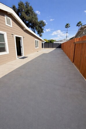 Property grounds - New & Clean 2BR Home with AC, Fenced Yard & Free Parking Near Ontario Airport (Ontario)