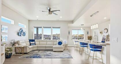 Wine Country Fireside Creative Retreat: Sauna, Gym, Sunset Deck & Game Lounge