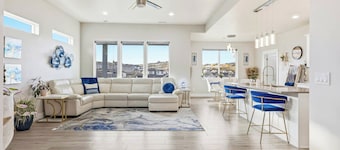 Wine Country Fireside Creative Retreat: Sauna, Gym, Sunset Deck & Game Lounge