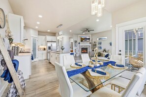 Dining - Wine Country Fireside Creative Retreat: Sauna, Gym, Sunset Deck & Game Lounge (Richland)