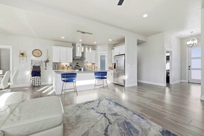 Interior - Wine Country Fireside Creative Retreat: Sauna, Gym, Sunset Deck & Game Lounge (Richland)
