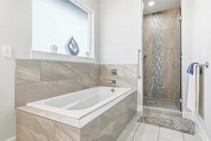 Secadora de cabello, toallas, jabón, papel de baño 