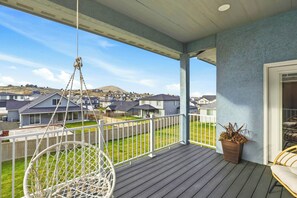 Terrace/patio - Wine Country Fireside Creative Retreat: Sauna, Gym, Sunset Deck & Game Lounge (Richland)