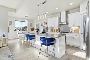 Fridge, microwave, oven, stovetop - Wine Country Fireside Creative Retreat: Sauna, Gym, Sunset Deck & Game Lounge (Richland)