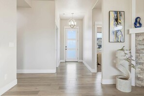 Interior - Wine Country Fireside Creative Retreat: Sauna, Gym, Sunset Deck & Game Lounge (Richland)