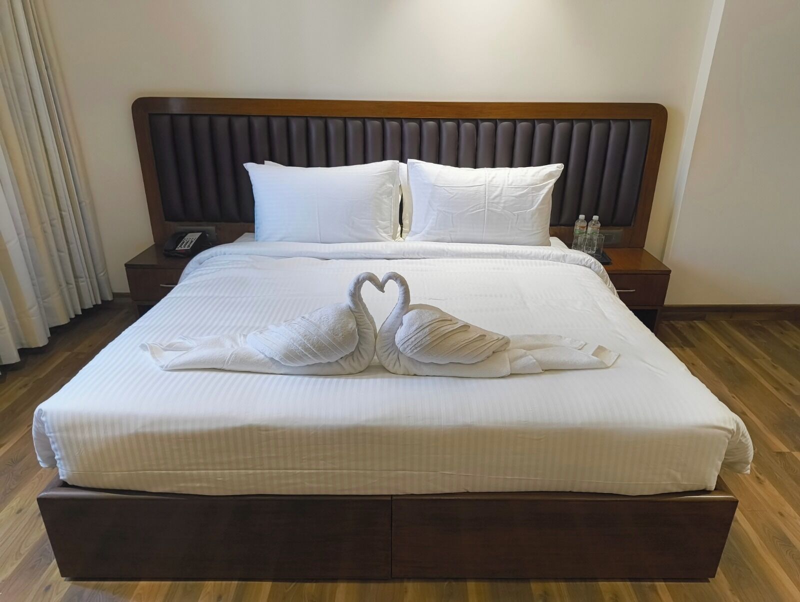 Suite | Skrivebord, skrivebord for bærbar PC og wi-fi (inkludert)