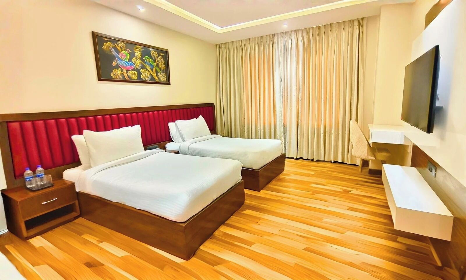 Skrivebord, skrivebord for bærbar PC og wi-fi (inkludert)