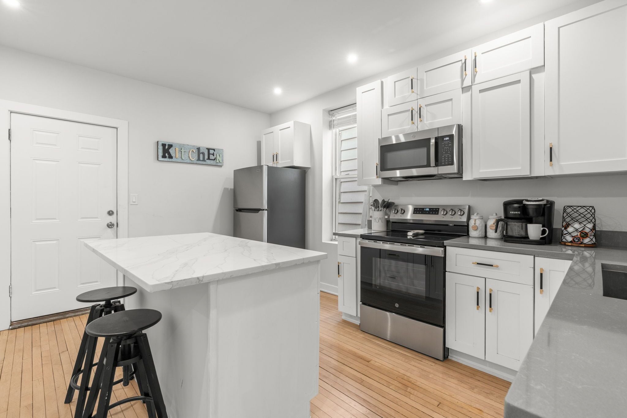 Réfrigérateur, micro-ondes, four, plaque de cuisson