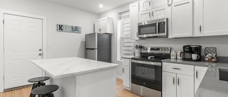 Réfrigérateur, micro-ondes, four, plaque de cuisson