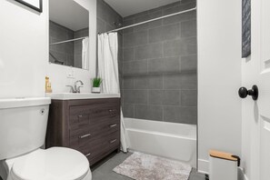 Sèche-cheveux, serviettes fournies, savon, shampoing