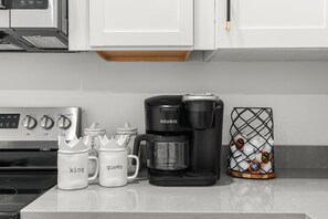 Fridge, microwave, oven, stovetop - Chicago Haven simple comfort with a touch of style (Chicago)