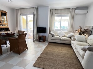 TV - Penthouse in Marina Azul for 4 people, 100 meters from the sea. (Dénia)