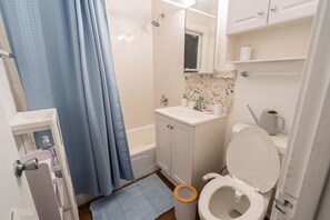 Haartrockner, Bidet, Handtücher, Seife
