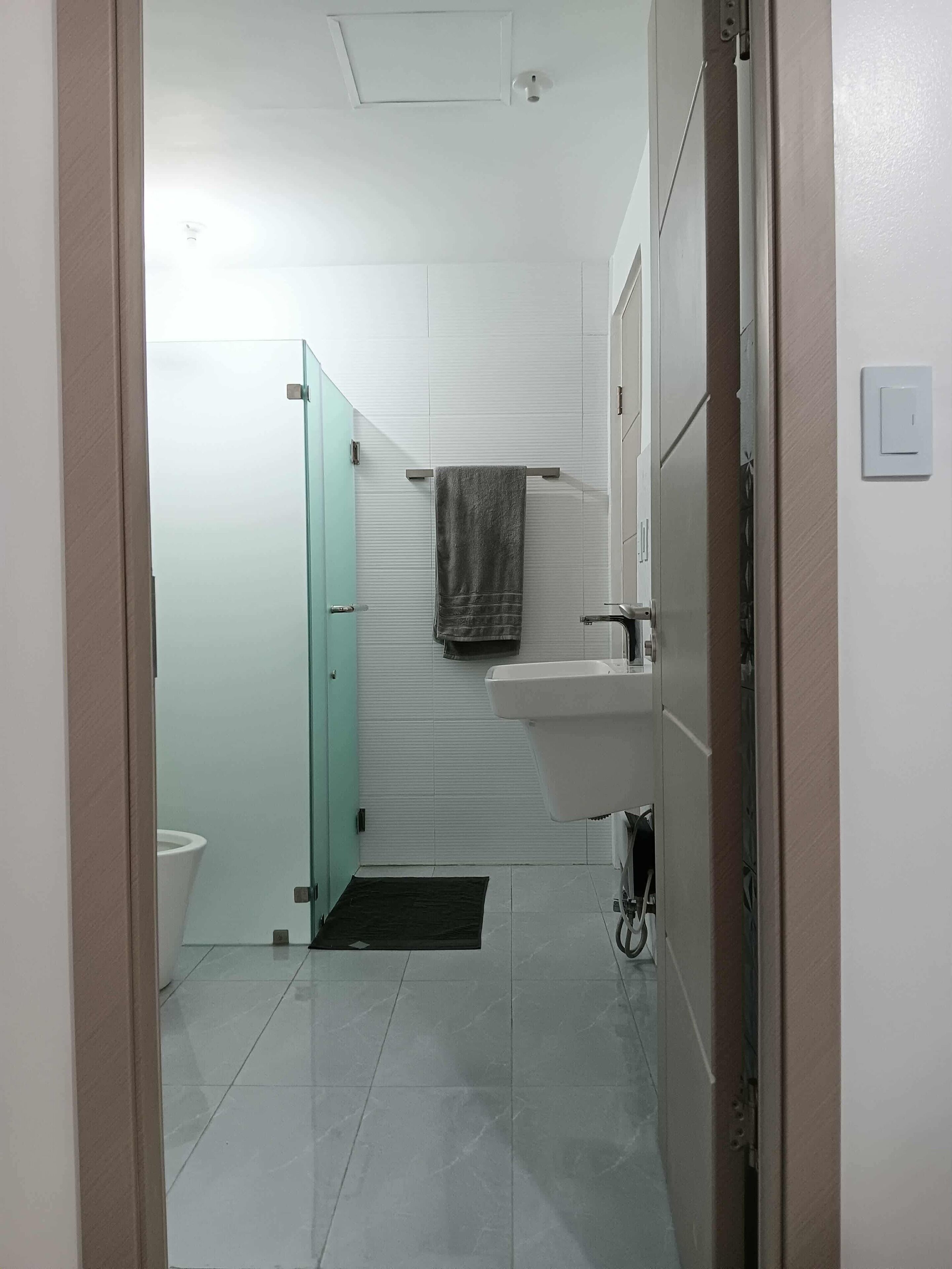 Douche, baignoire à jets, bidet, serviettes fournies