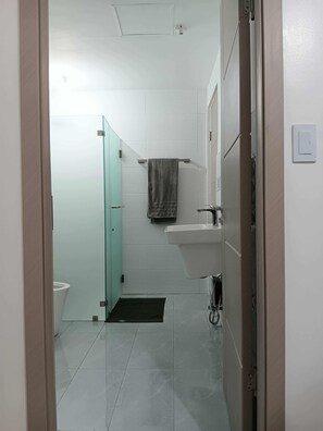 Douche, baignoire à jets, bidet, serviettes fournies