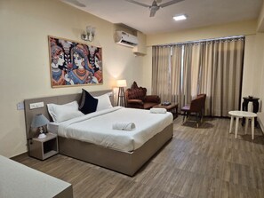 Desk, free WiFi - Lords Studio Inn Mandi (Chadyara,Mandi)