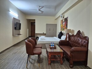 Desk, free WiFi - Lords Studio Inn Mandi (Chadyara,Mandi)