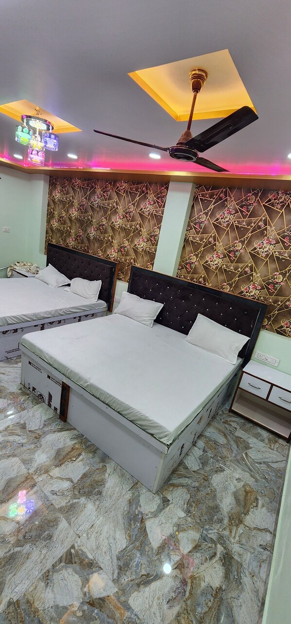 Family Room | Free WiFi, bed sheets - Om Shanti Inn Paying Guest House (Varanasi)